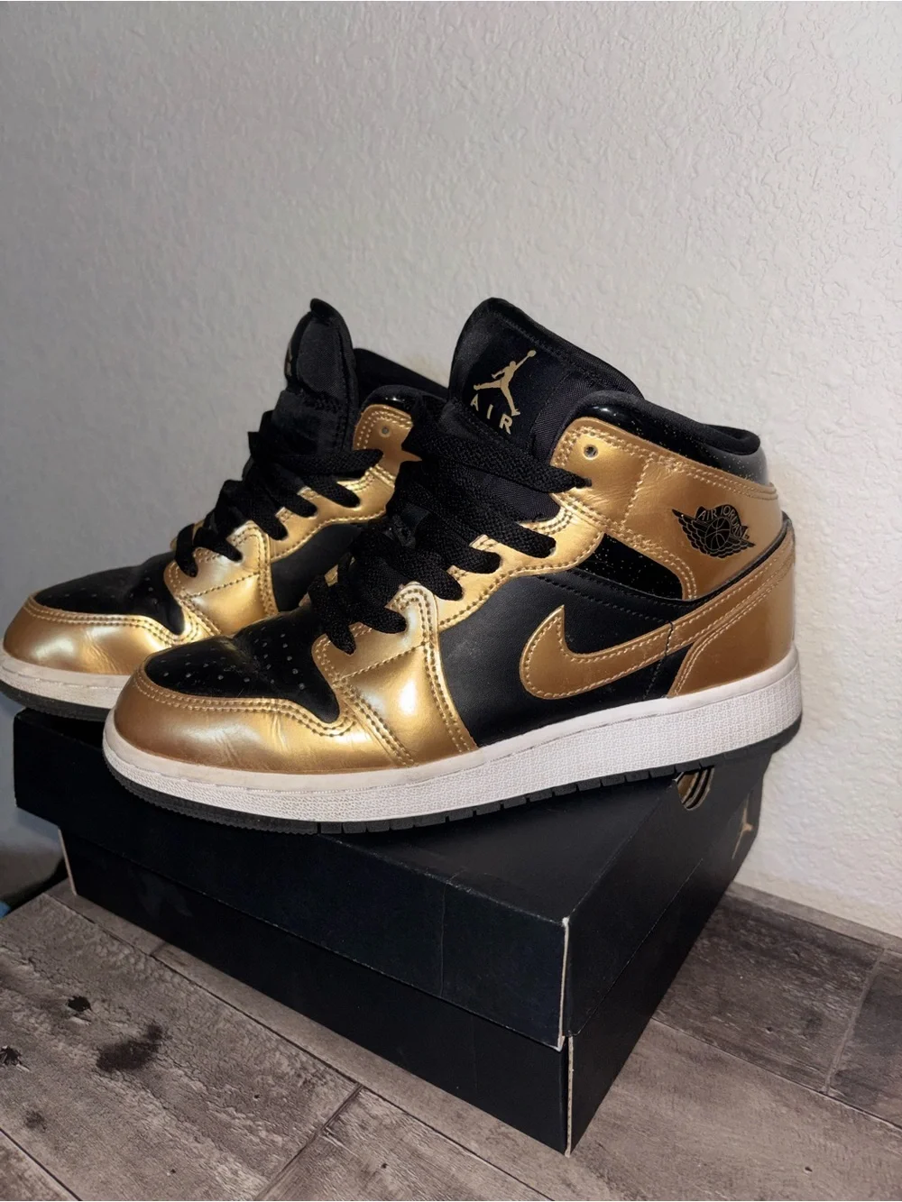 Nike Air Jordan 1 Mid - Black & Metallic Gold- Youth 5